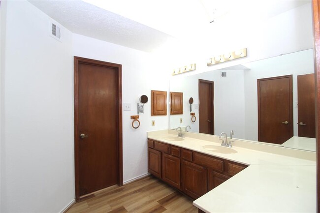 Building Photo - 3515 Woodmere Ln