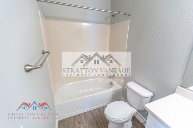 Building Photo - 2821 S Skyline Dr