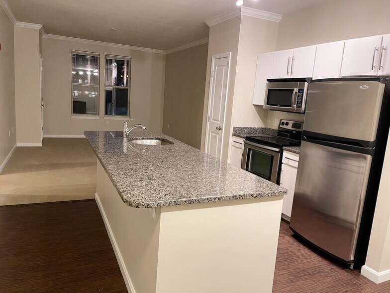 Building Photo - 903 Providence Place