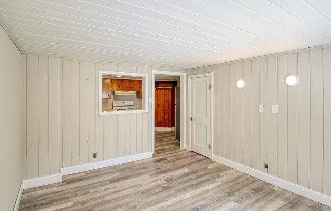 Building Photo - 9924 Sunset Dr