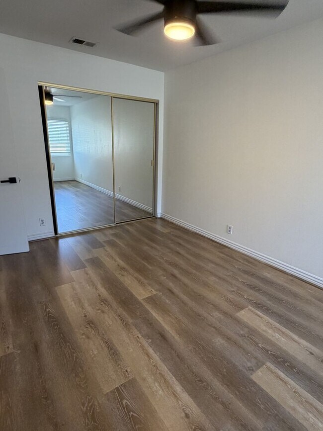 Building Photo - Updated modern townhouse 3 bed 1.5 bath