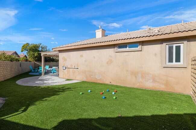 Building Photo - 49771 Lincoln Dr