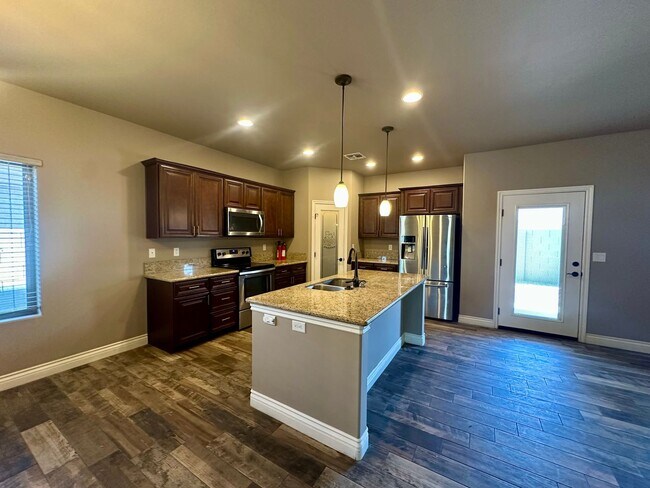 Building Photo - Gorgeous 3 bedroom, 2 bathroom home with 3 car garage