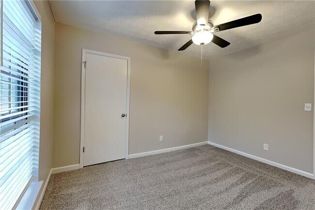 Building Photo - 2444 Mistletoe Ln SW