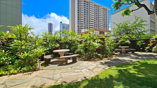 Building Photo - Holiday Village - renovated studio with on...