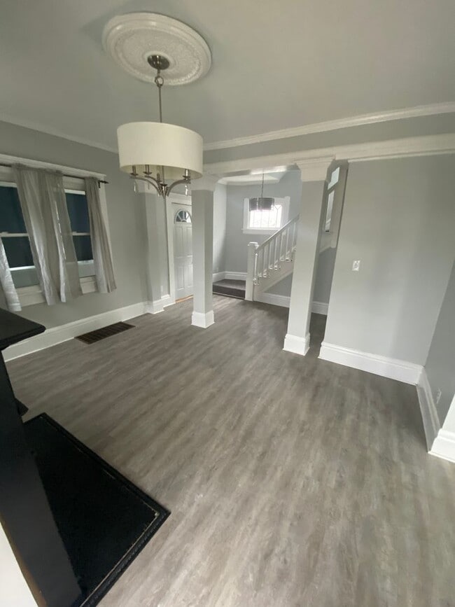 Building Photo - 1510 Indianola Ave