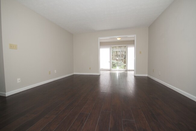 Building Photo - Renovated 2/1 Condo in Sandy Springs w/ Po...