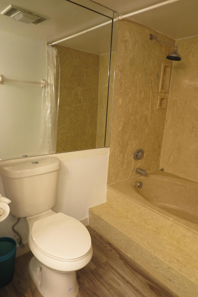 Building Photo - 6562 Boca Del Mar Dr