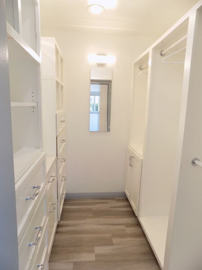 Building Photo - Ranch Style 1 Level, 3Bed/2Bath, Miraleste Pines, Custom Touches Everywhere