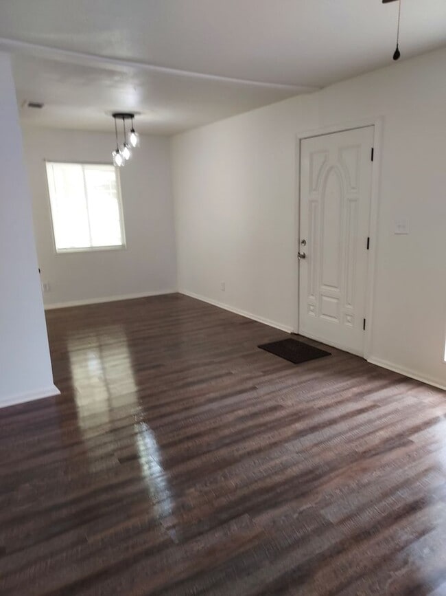 Building Photo - Newly remodeled 3/1 walking distance to re...