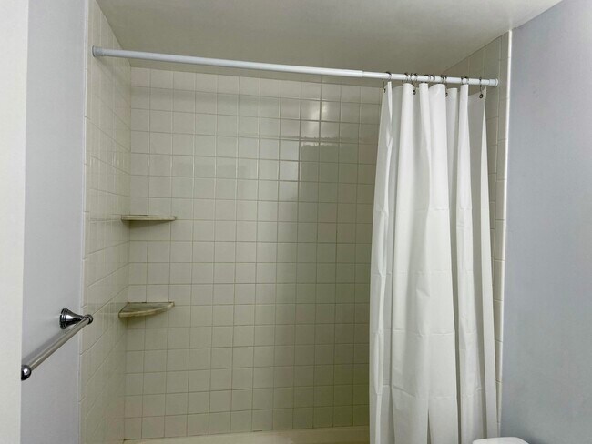 Building Photo - 2909 Middle River Dr