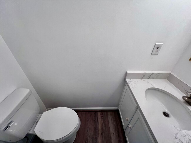 Building Photo - Newly remodeled 3 bed 2.5 bath townhome in...