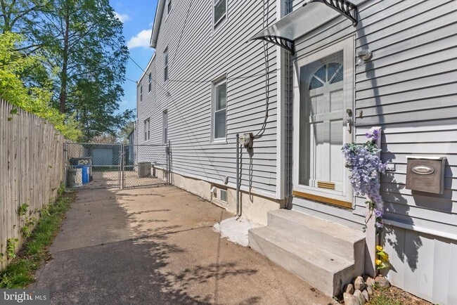 Building Photo - 129 Blake Ave