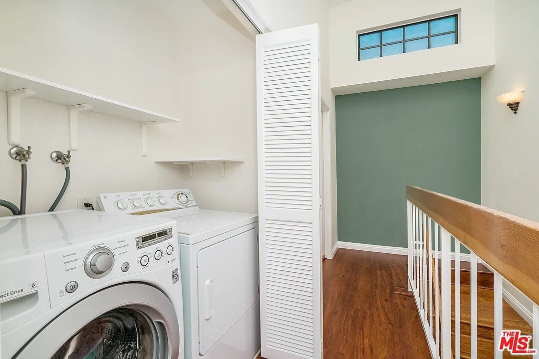 Beautiful vaulted ceilings in hallway - 5955 W 8th St