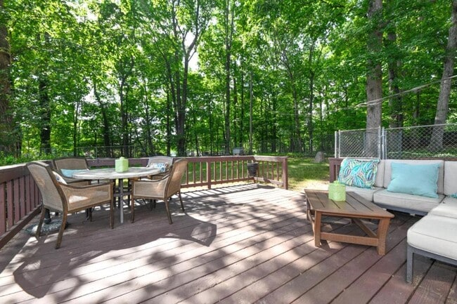 Building Photo - 4801 Sweetbriar Rd