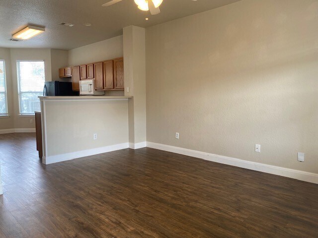 Building Photo - Well maintained duplex