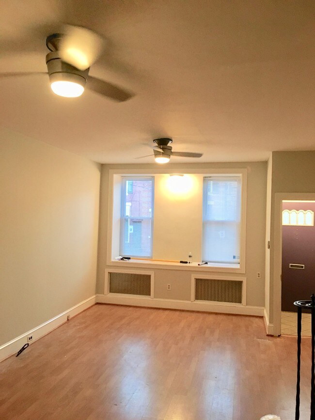 Building Photo - 2628 E Somerset St