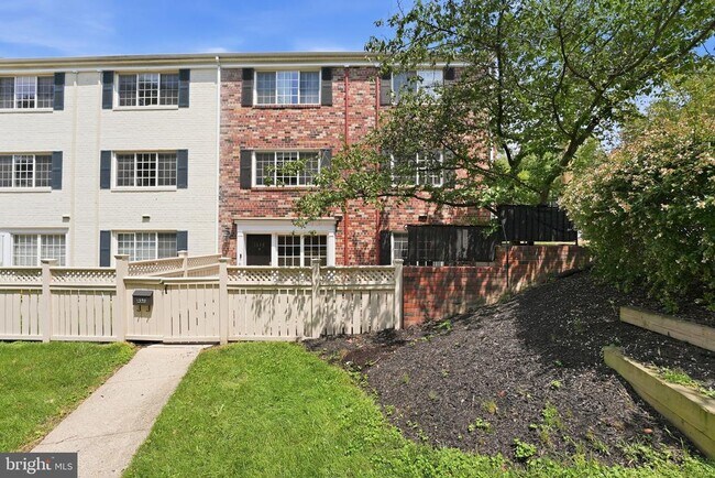 Building Photo - 1329 N Van Dorn St