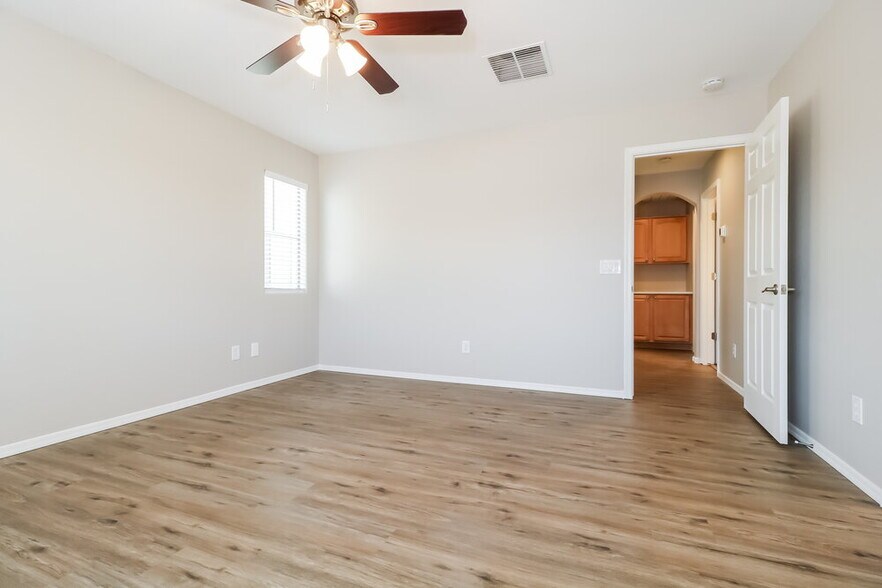 Building Photo - 14069 W Country Gables Dr