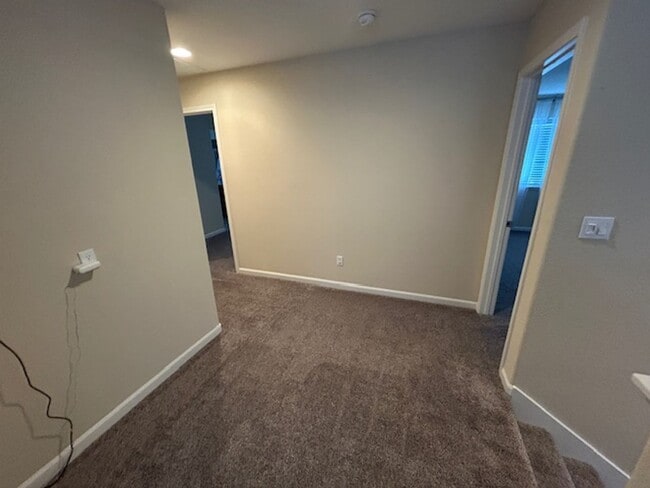 Building Photo - 4 bedroom 3 bathroom in Hanford!