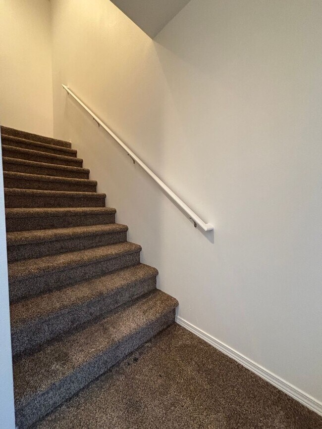 Building Photo - Pet Friendly 3 bedroom Townhouse!
