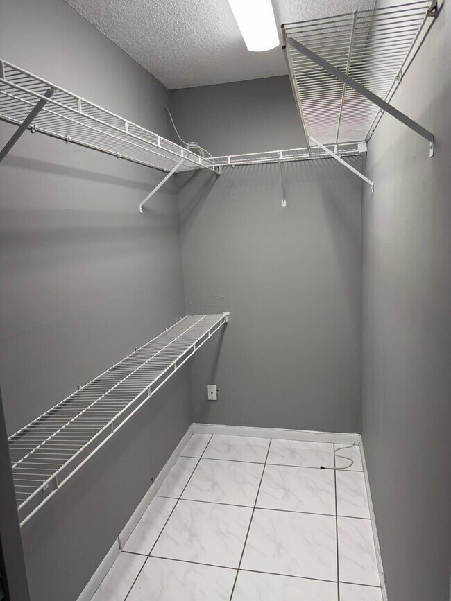 Building Photo - 116 Burgundy B