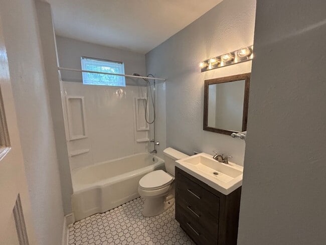 Building Photo - 932 Munsen Spring Dr