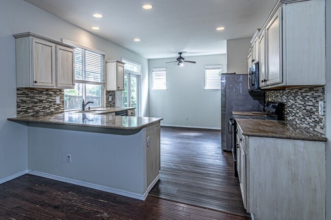 Building Photo - Beautiful home near Clark Lake Park!