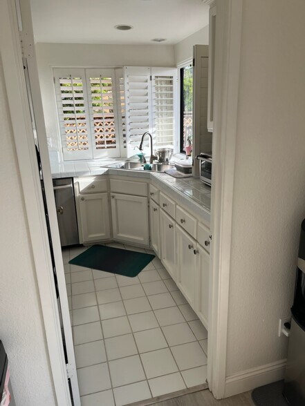 Kitchen - 6625 Caminito Sinnecock