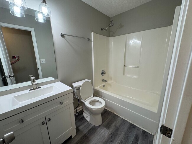 Building Photo - 3 Bedroom 2 Bath Split Level w/ Bonus Room...