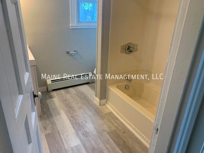 Building Photo - 372 Hammond St