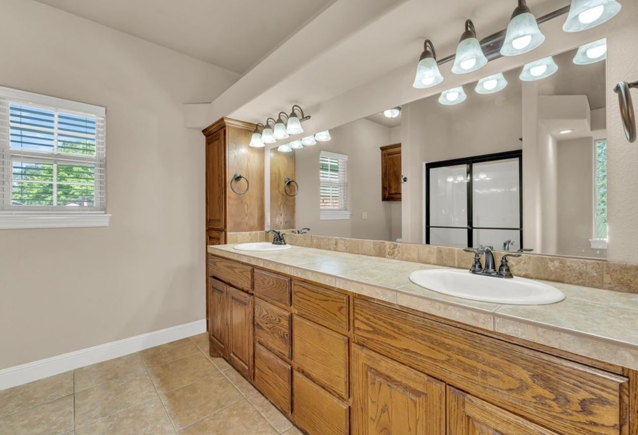 Building Photo - 602 NW 17th Ct