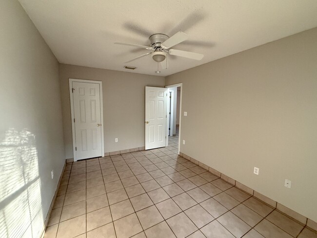 Building Photo - 2 bedroom 2 bath duplex available for rent in Milton!