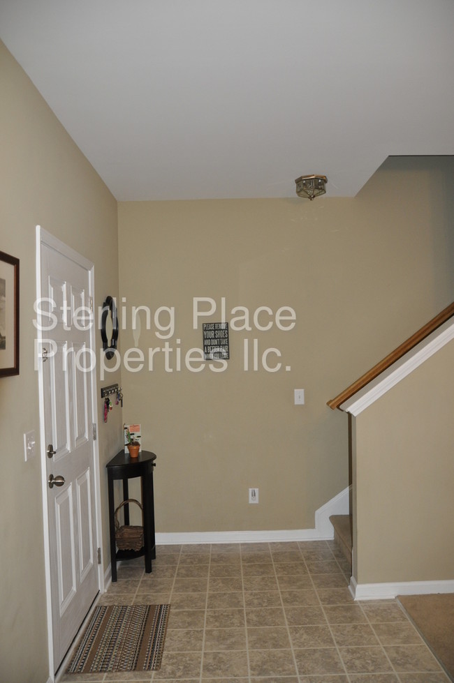 Building Photo - Lovely Townhome in Gated Community