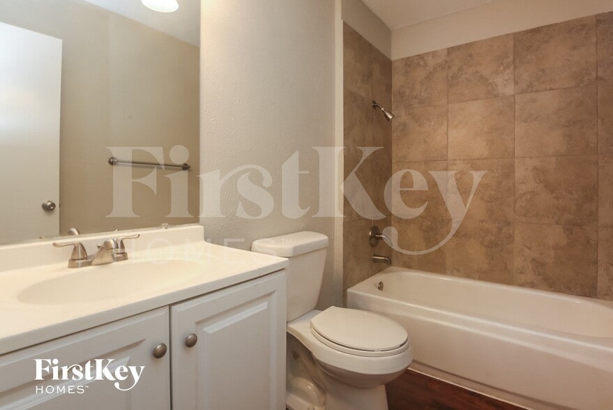 Building Photo - 1546 Willowbrook St