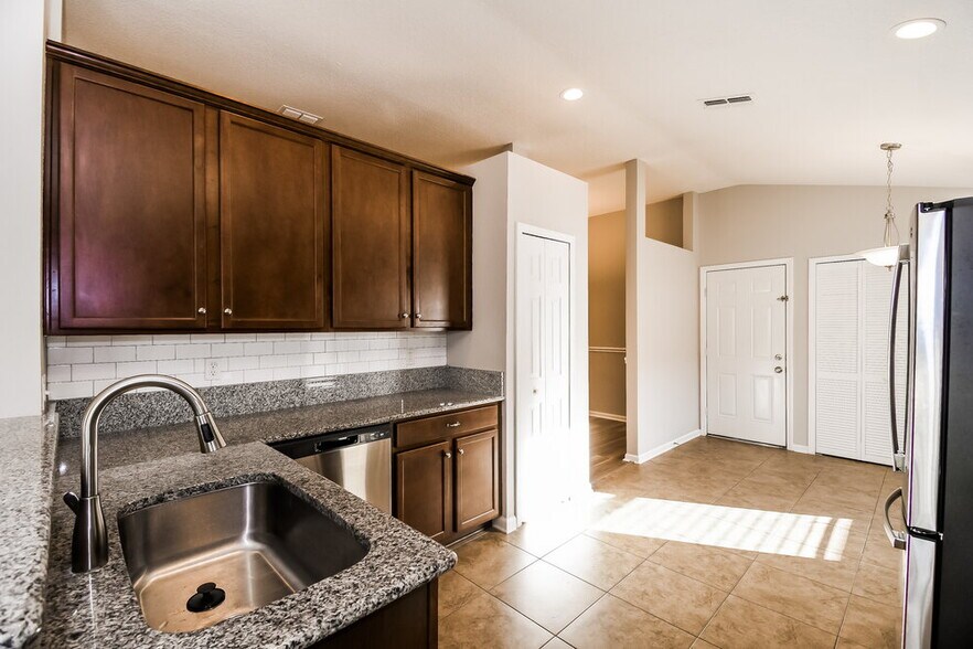 Building Photo - 574 S Aberdeenshire Dr