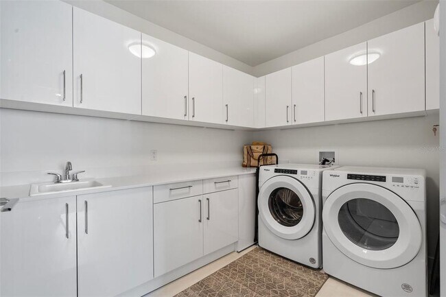 Building Photo - 301 1st St S