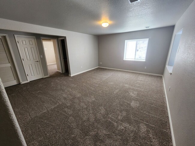 Building Photo - Move in Special! $300 off first months rent!