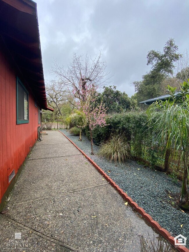Building Photo - Charming  2BD/2BA Home in Sonoma