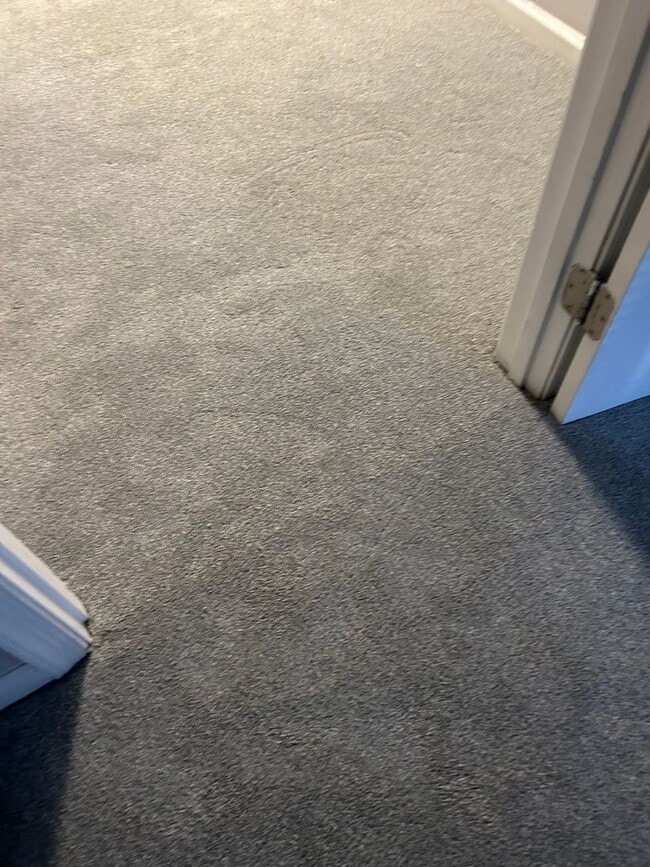 Building Photo - Spacious 3 Bedroom Townhome