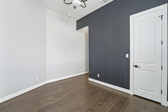 Building Photo - 197 Left Frk Dr