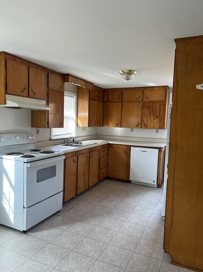 Building Photo - 805 Ray Rd