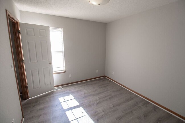 Building Photo - 1316 Valley Creek Ln