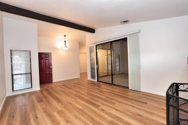 Building Photo - Beautiful corner halfplex available now for rent!