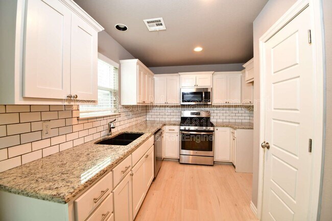 Building Photo - 512 S Haynie St