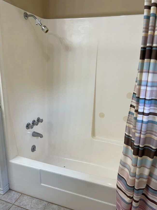 Building Photo - 3 BED, 2 BATH BRICK HOME LOCATED IN COUNTR...