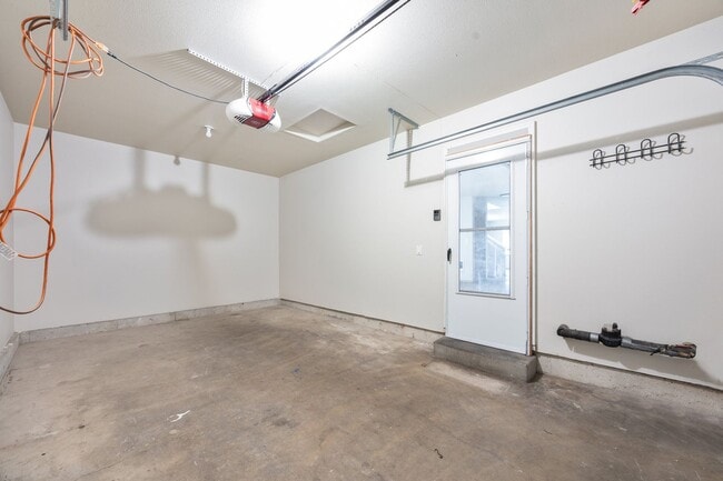 Building Photo - 5Bed/2.5 Bath home available in SE Portland