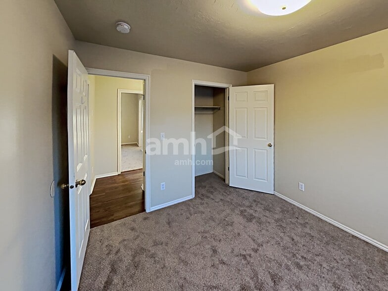 Building Photo - 1027 N 575 W