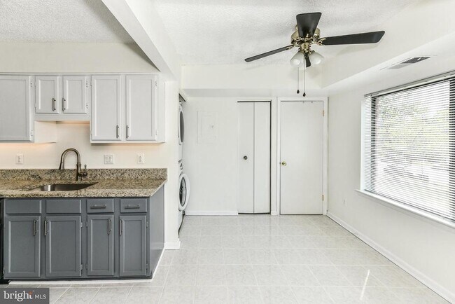 Building Photo - 10204 Bushman Dr