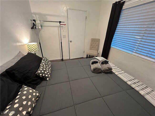 Building Photo - 308 S 10th St